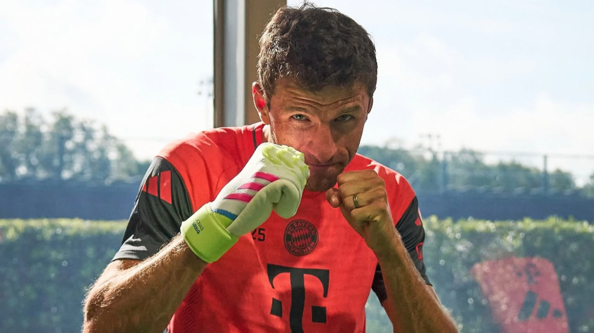 Найлегші гроші у житті: голкіпер Баварії виграв 50 євро у легендарного гравця, влучивши у поперечину