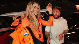 Порадувала найбільшу фанатку: зіркова ковзанярка Ютта Лердам привезла бабусі олімпійські медалі