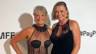 53-річна легенда серфінгу підкорила подіум у прозорій сукні на фестивалі в Мельбурні