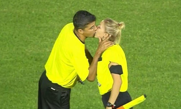 У Бразилії двоє арбітрів пристрасно поцілувалися перед матчем