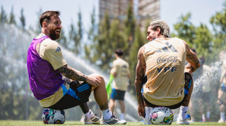 Вот сукин сын: Месси оставил лидеру Атлетико забавный комментарий под фото