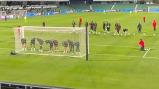 Больно, но весело: игроки Милана устроили необычное наказание на тренировке во время турне