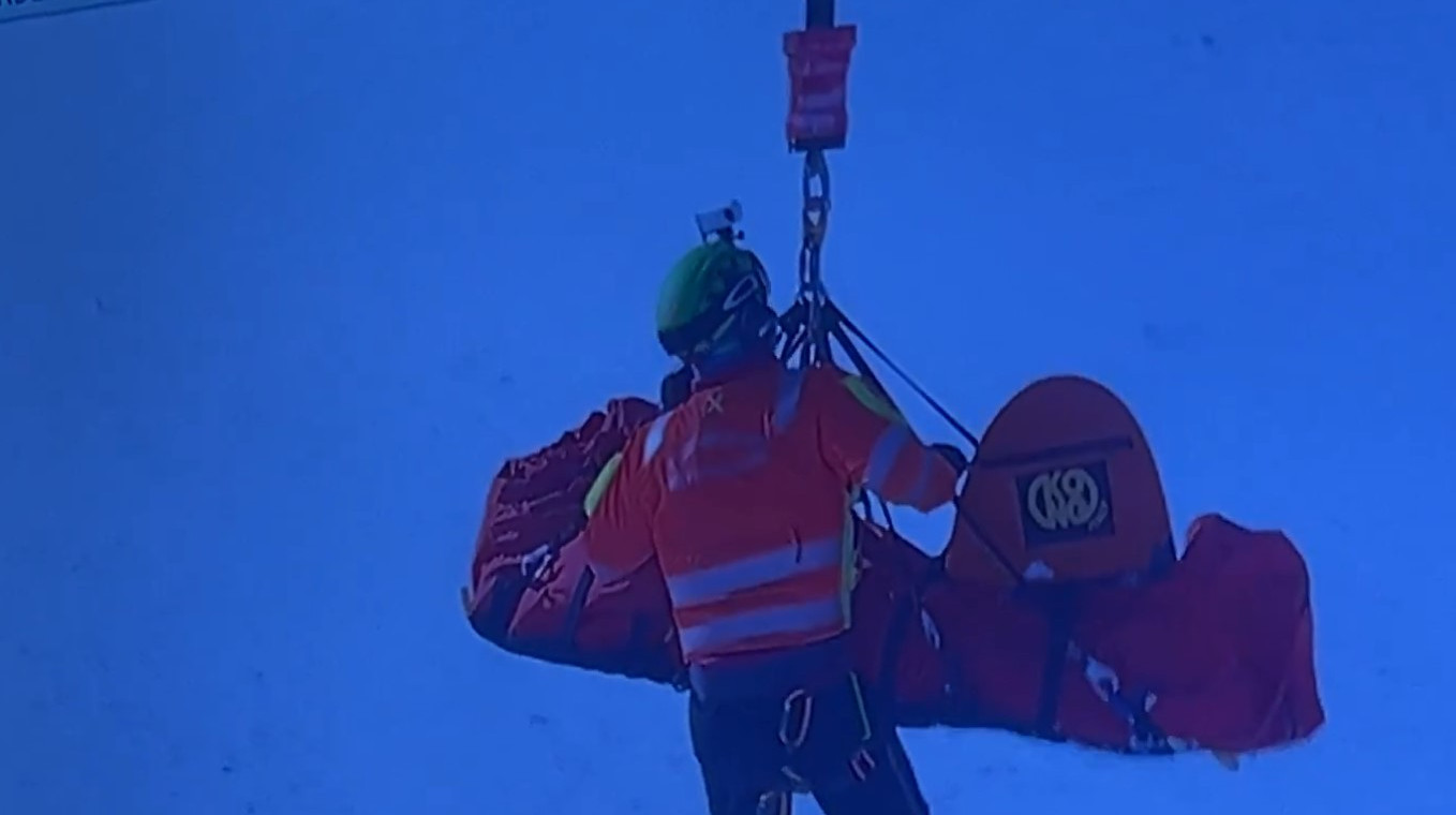 Другу гірськолижницю евакуювали на гелікоптері після моторошної травми на ОІ-2026