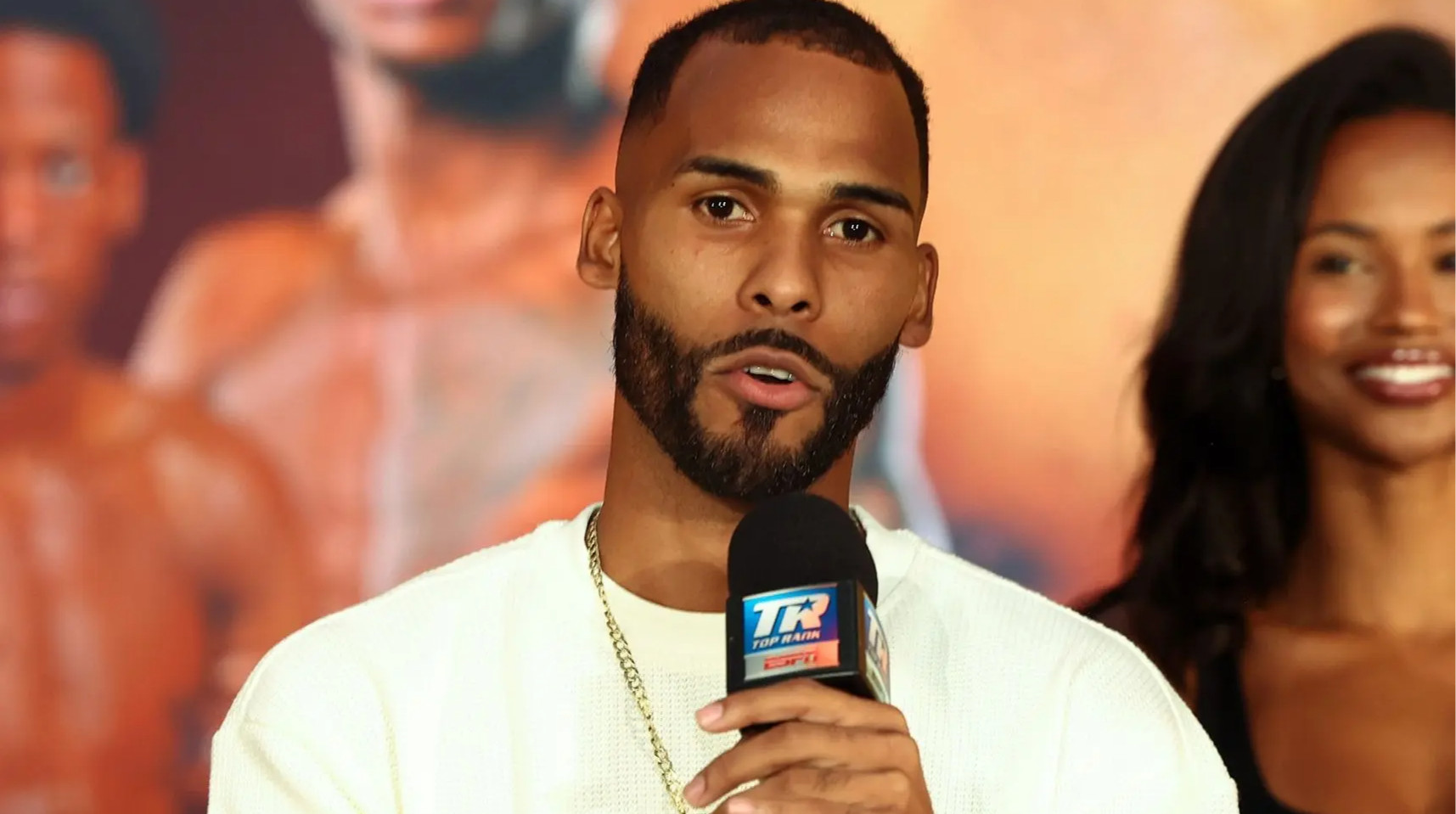 Промоутер Де Лос Сантоса объяснил отмену поединка с Кейшоном