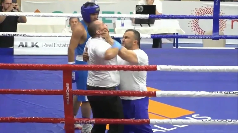 Скандал в детском боксе: тренер набросился на рефери прямо на ринге во время чемпионата Европы