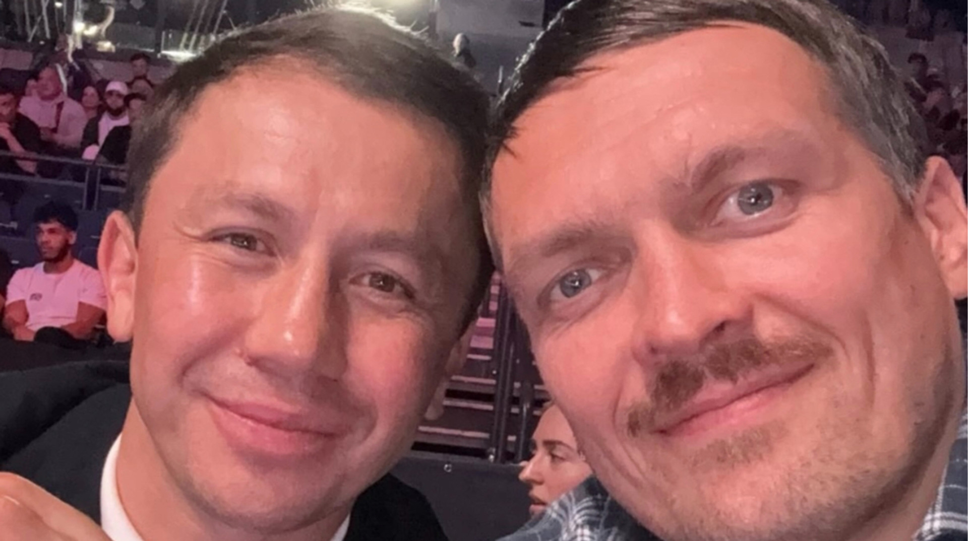 Усик сделал совместное фото с молчаливым чемпионом Головкиным во время чемпионата мира в Ливерпуле