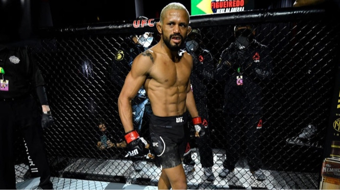 Перевернулся на машине: бывший чемпион UFC попал в ужасную аварию