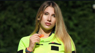 Турецька арбітриня, яка була довічно забанена за секс-відео з начальником, повернулася до роботи