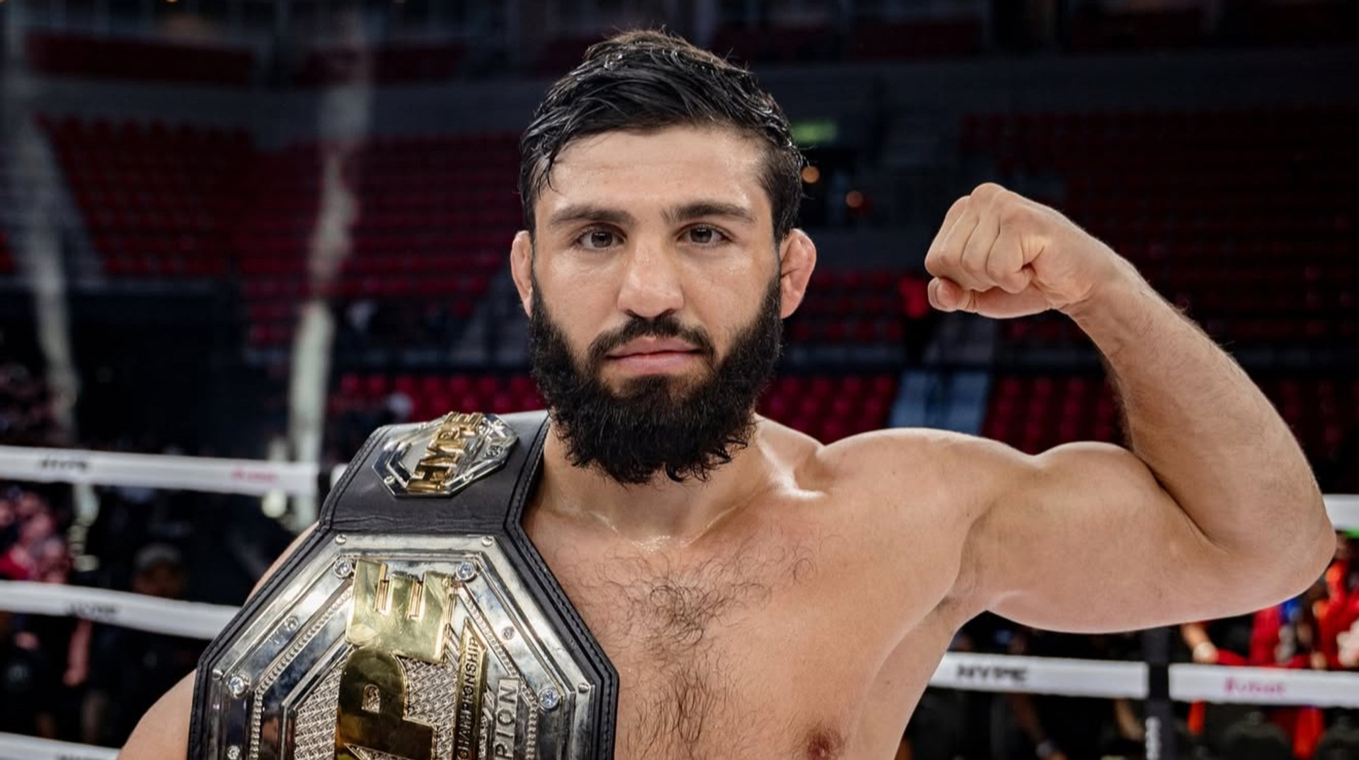 Вважав, що правила не для нього: зіркового російського бійця UFC та його команду вигнали з літака