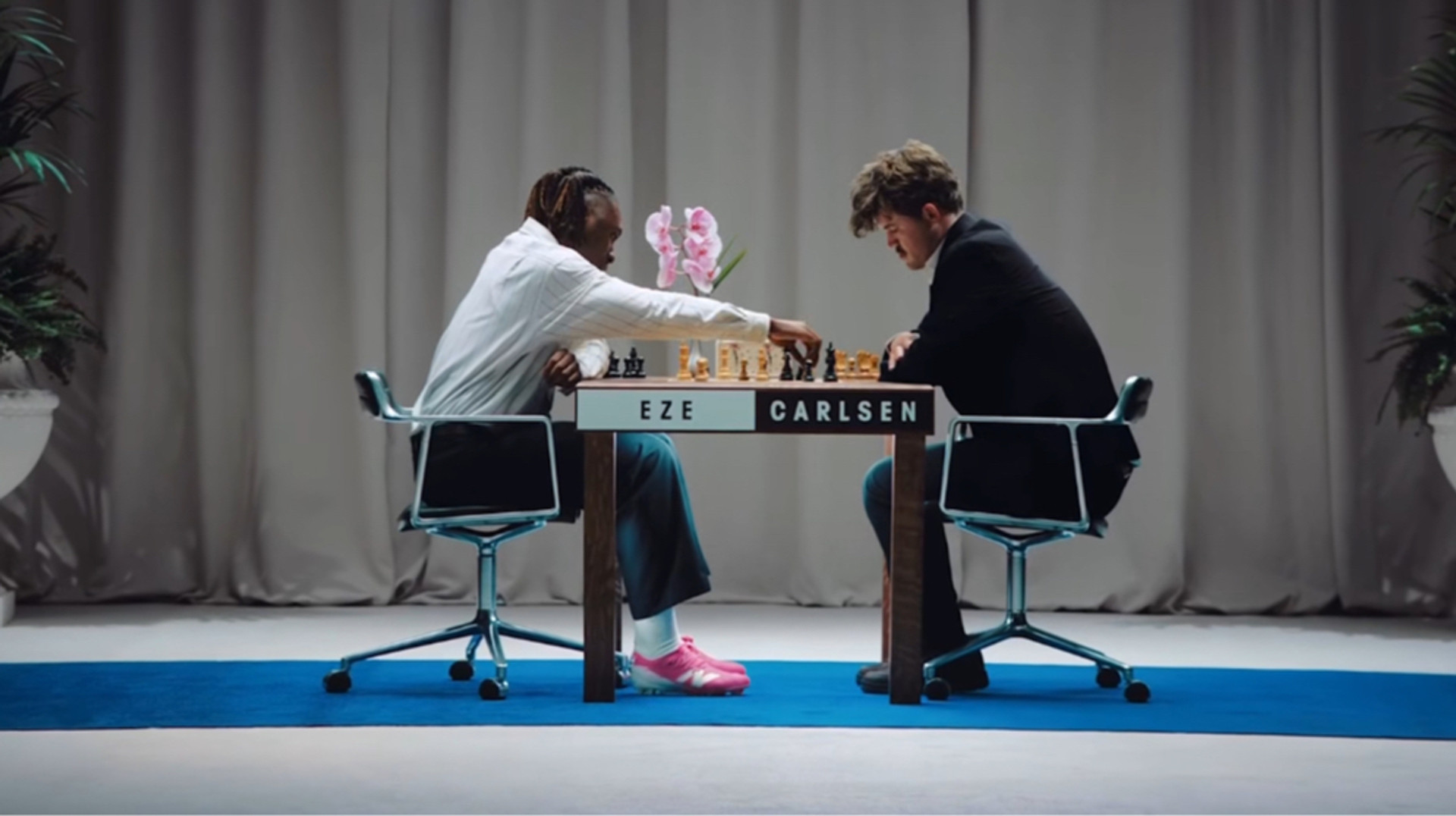 Змусив Карлсена розкидати фігури: зірка Арсенала презентував нові бутси грою у шахи