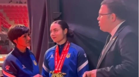 Українську важкоатлетку засудили через відмову від фото з росіянкою під час нагородження