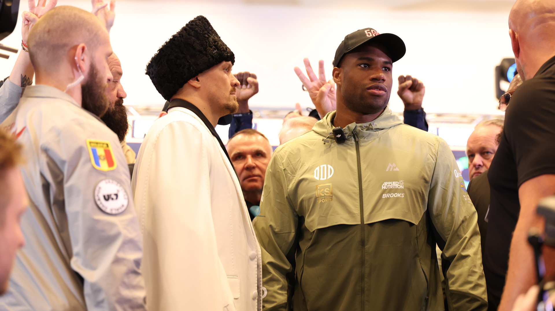 Едва сдержал смех: Усик рассказал о забавном эпизоде во время битвы взглядов с Дюбуа