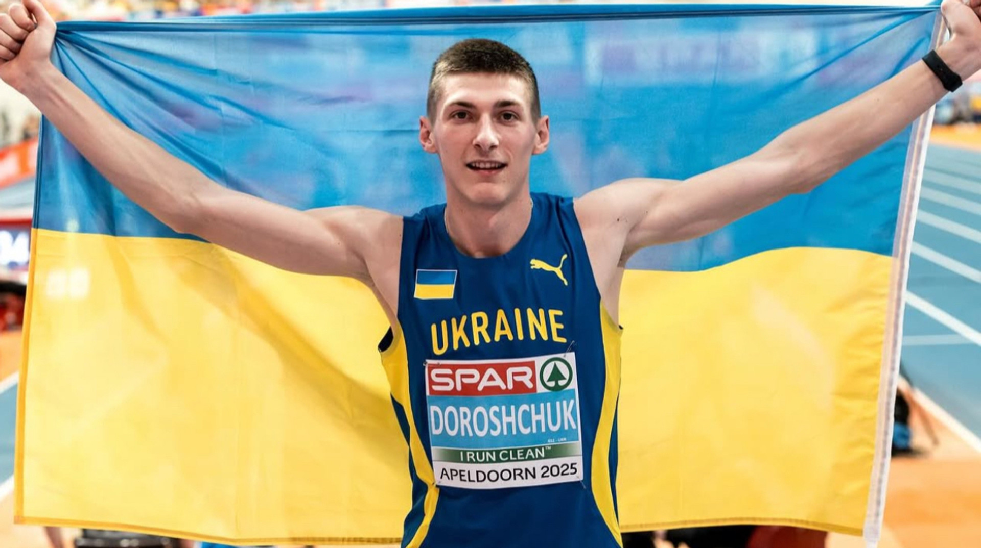 Мотивація від коханої: дівчина Дорощука з милим плакатом завітала на ЧУ з легкої атлетики