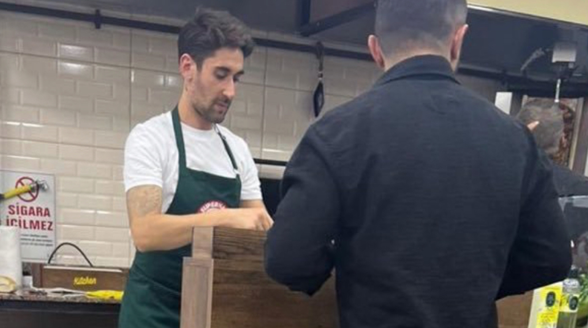 Проміняв ЛЧ на шаурму: відомий турецький футболіст завершив кар'єру заради бізнесу з братом