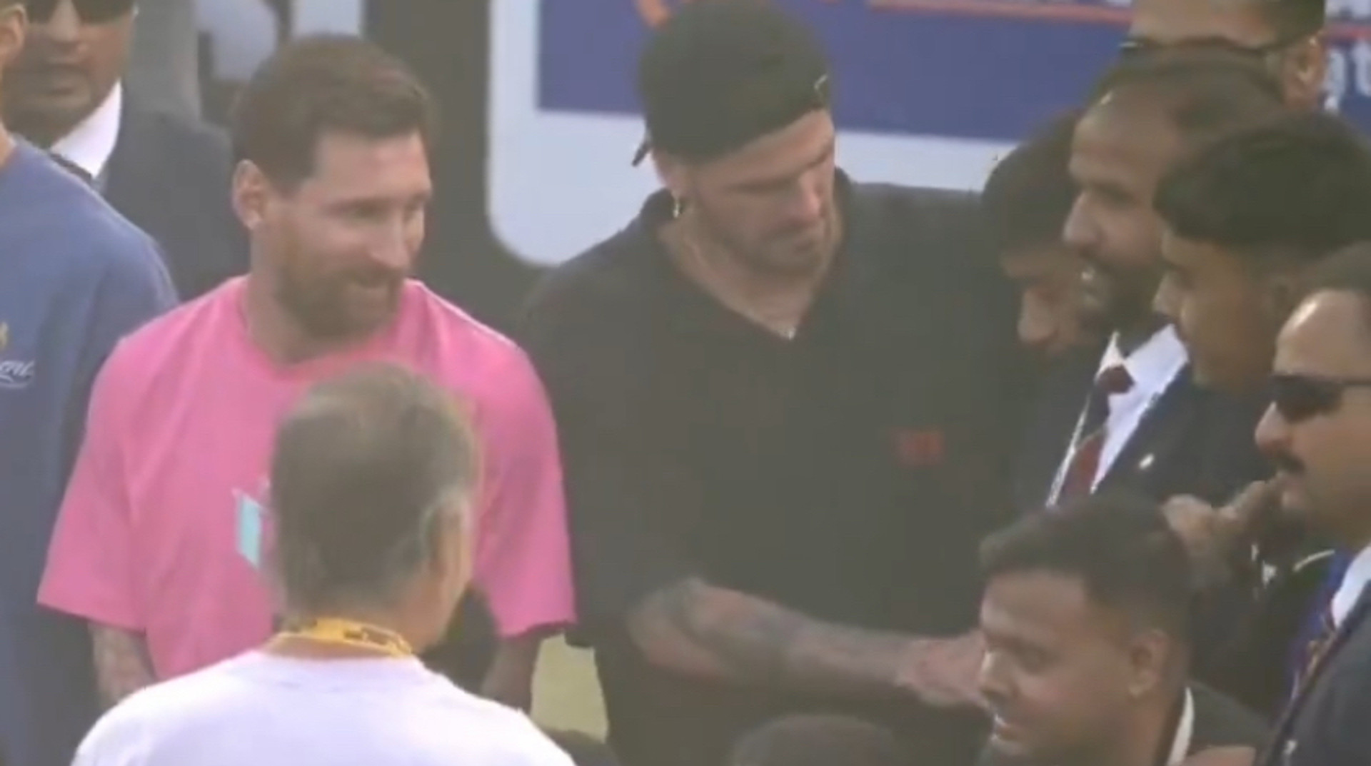 Друг Мессі відштовхнув організатора заради фаната: кумедний момент з турне аргентинця