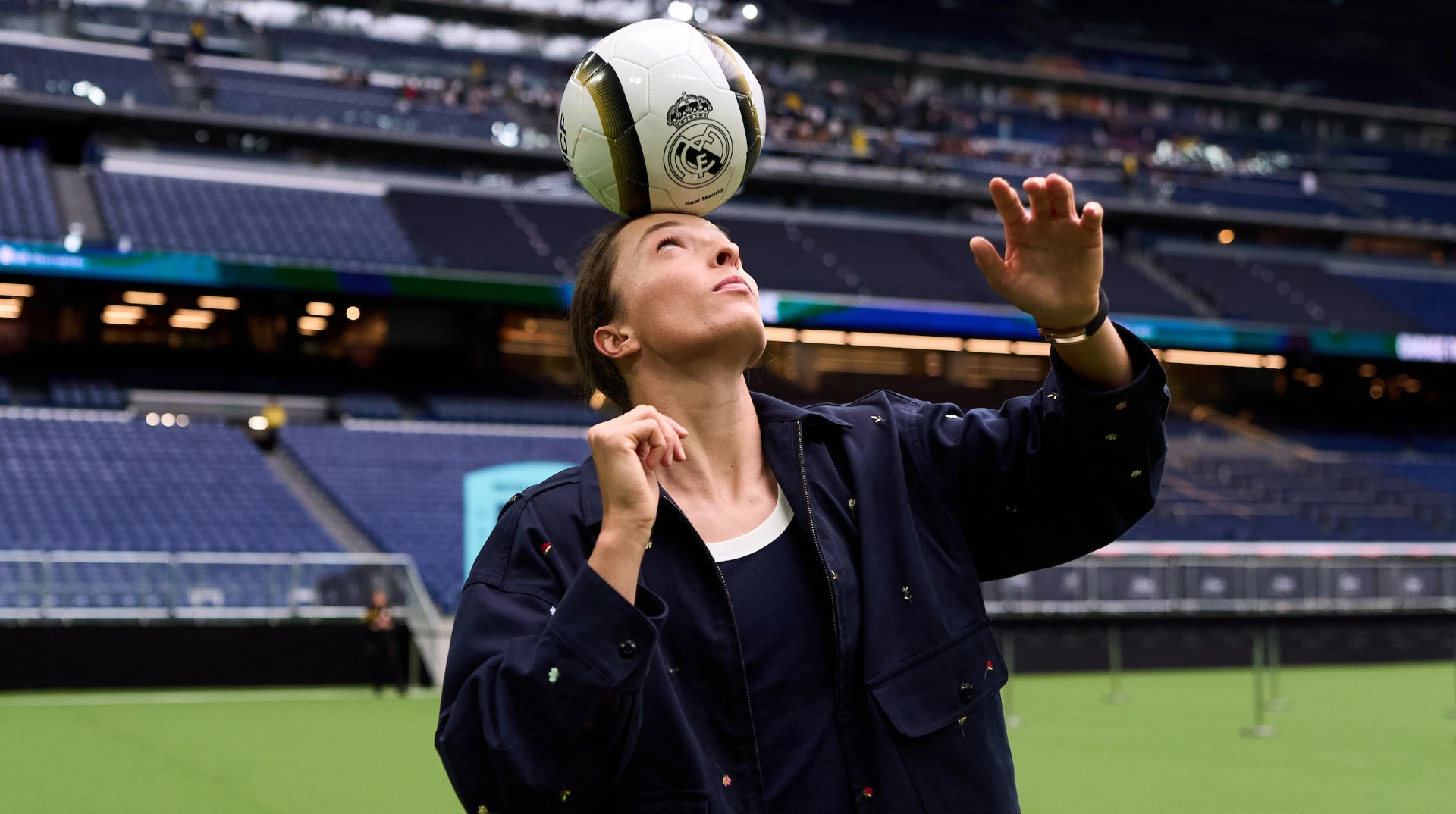 Швьонтек запалила на Бернабеу: зіркова тенісистка показала свої футбольні навички