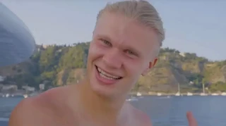 Голанд не зміг сховатися навіть у морі: туристи припливли просто до його яхти
