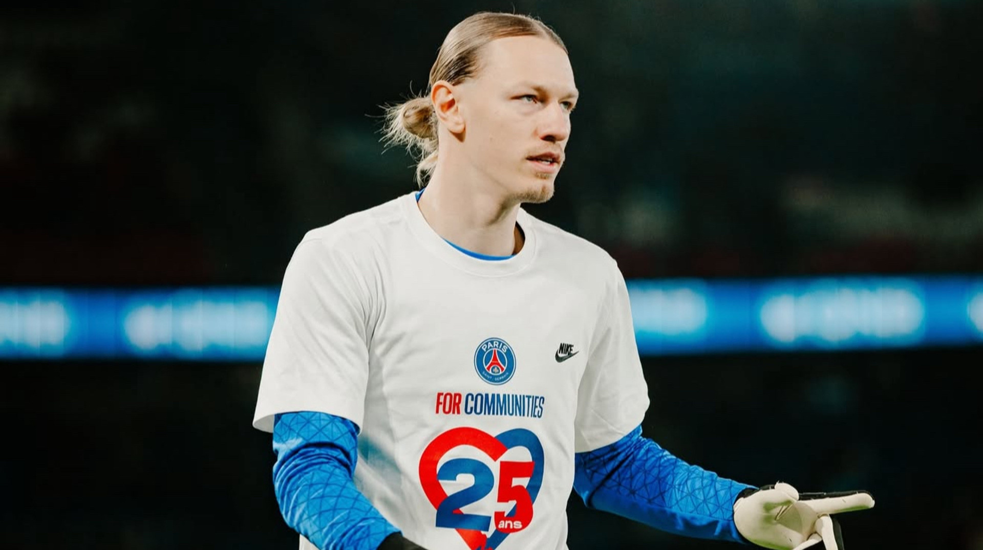 Ворона з х*** у роті: фанати ПСЖ креативно привітали Сафонова із першим матчем у сезоні