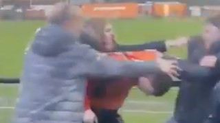 Божевілля в Англії: тренер спровокував фанатів на бійку, а гравець заступився за свою матір на трибунах
