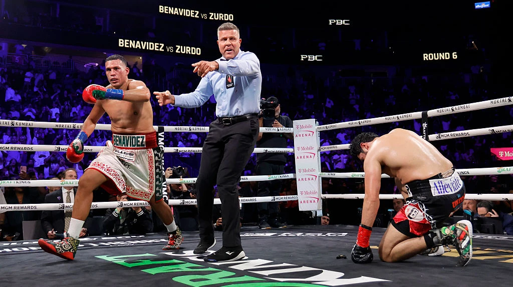 Бенавідес забив Раміреса в бою за титули WBO та WBA