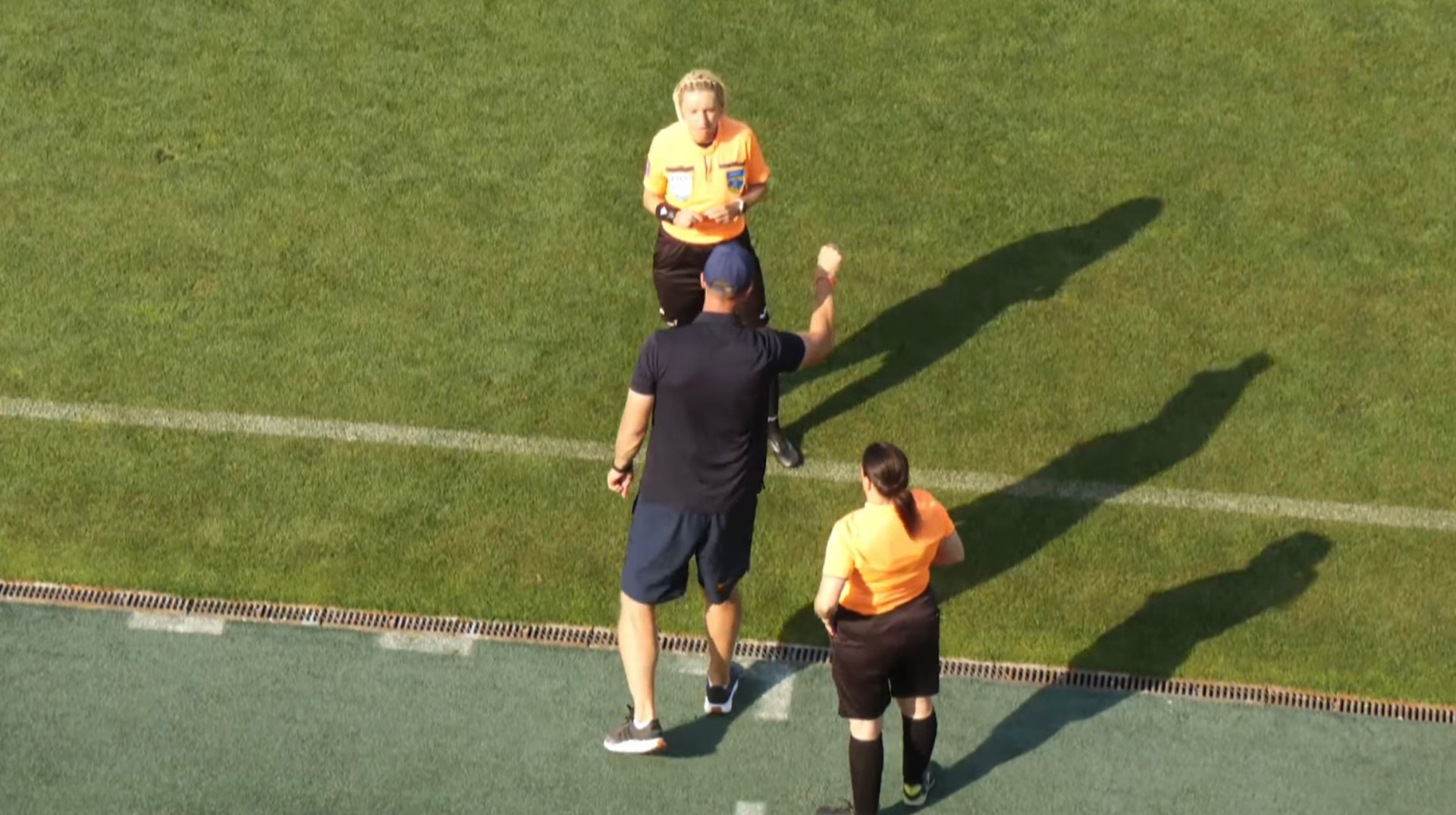 Це чемпіонат України: арбітриня зупинила матч та показала картку за російську мову