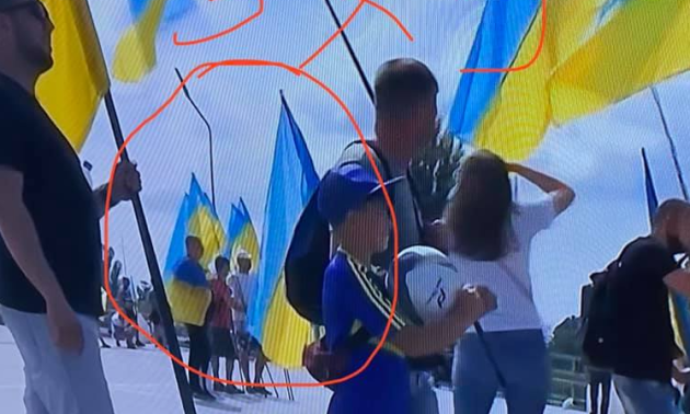 Прапори України на смітнику. Зустрічати національну збірну привезли людей примусово