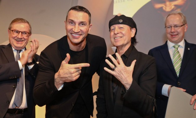 Легенді від легенди: соліст гурту Scorpions отримав нагороду з рук Кличка. ФОТО
