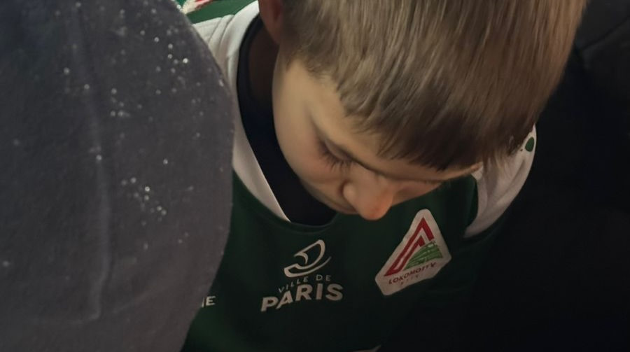 Росія не поважає чесну гру: вихованці Локомотива передали Інфантіно м’яч зі зруйнованого спорткомплексу