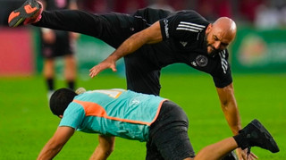 Телохранитель Месси эпично упал, пытаясь помешать фанату добежать до футболиста