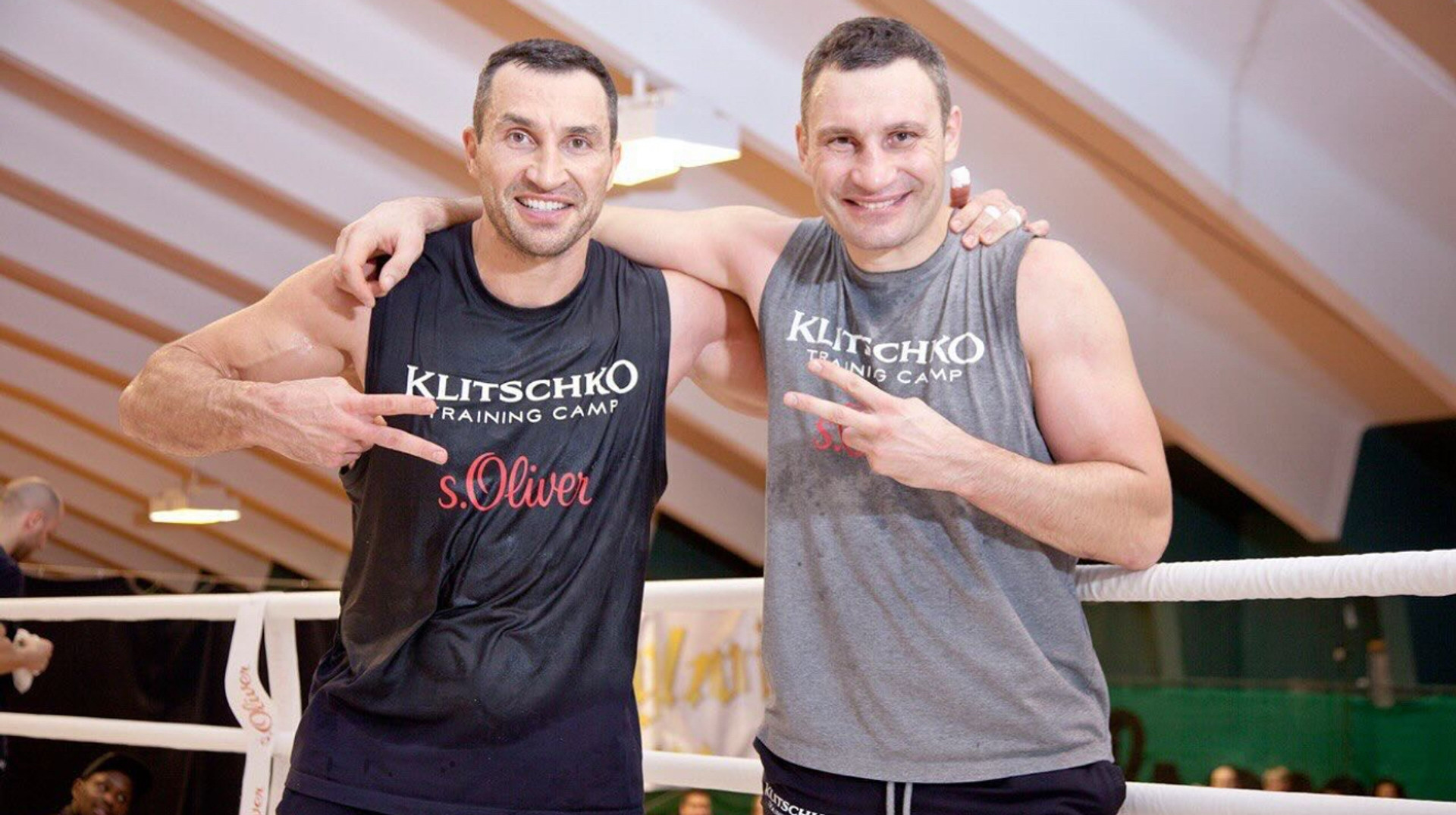 Володимир Кличко привітав Віталія із днем народження, підтягнувшись 54 рази на турніку