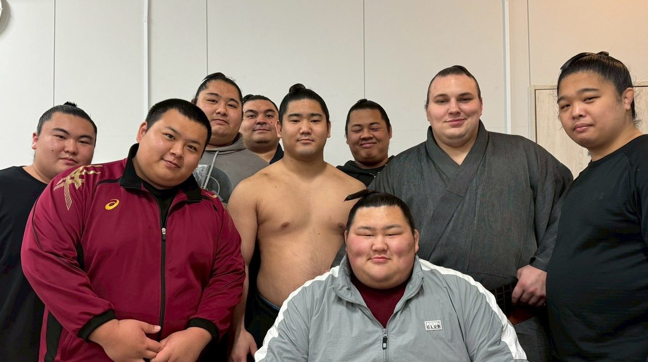 Сумоїст Аонішікі отримав церемоніальний одяг із традиційними орнаментами Вінницької області