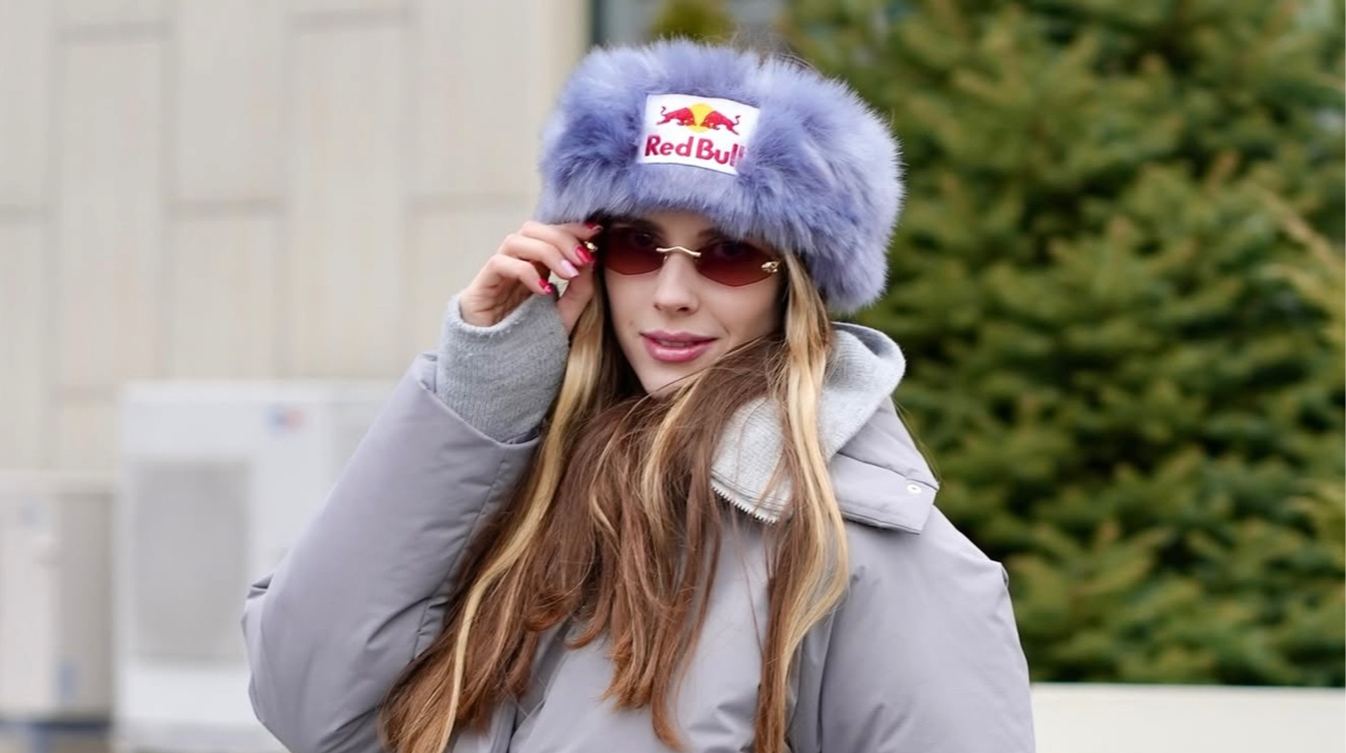 У хутряній шапці від спонсора: Магучіх вразила фанатів стильним зимовим образом