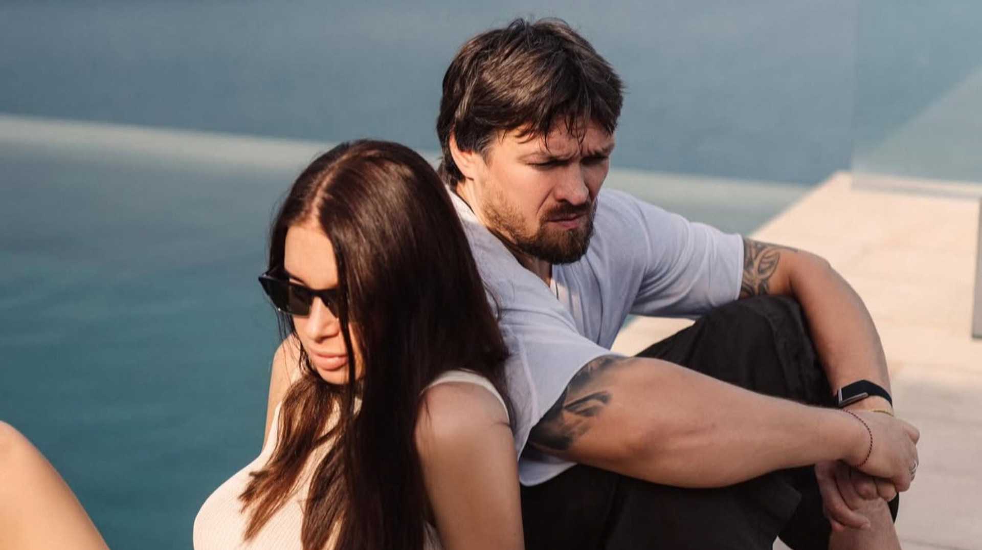 Зробила фото з усіма поясами чоловіка: дружина Усика креативно привітала фанатів із Днем закоханих