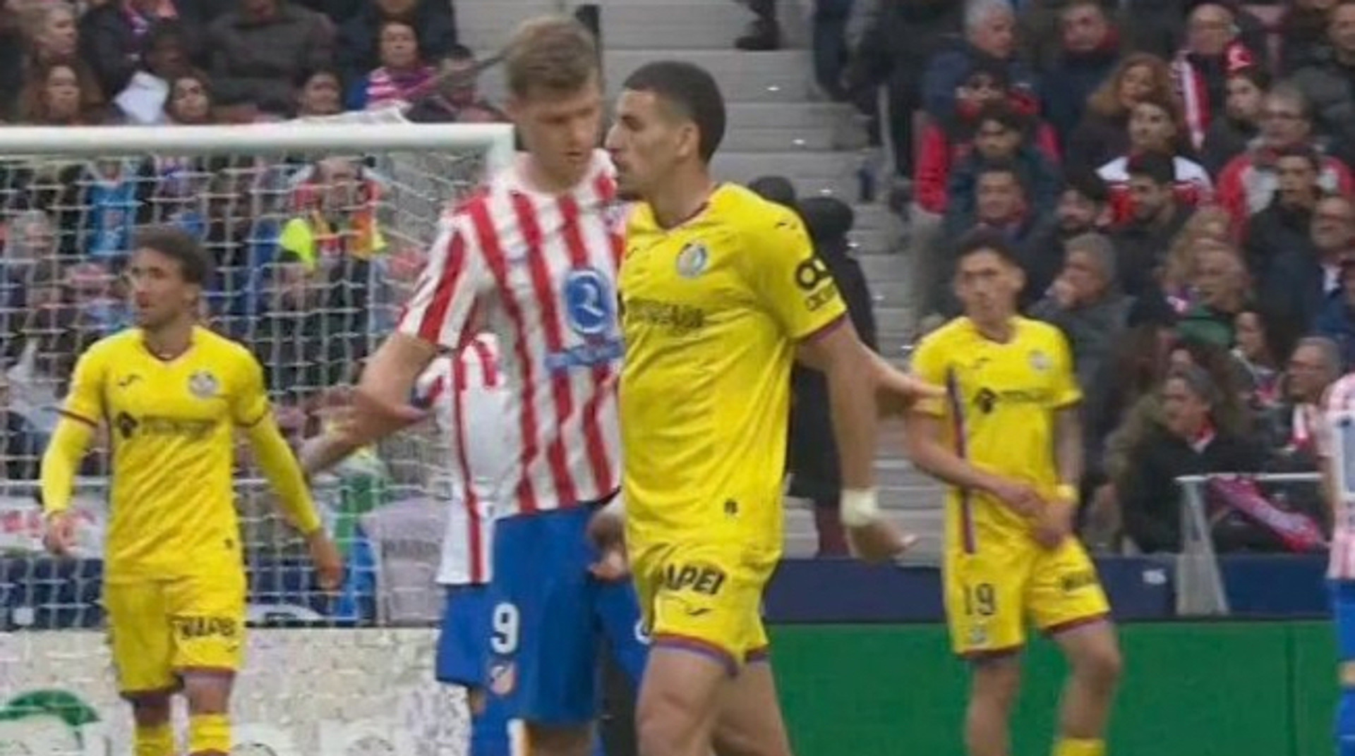 В Іспанії арбітр вилучив гравця, який випадково помацав за геніталії суперника