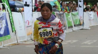 Історія дня: жінка з індійського племені перемогла в ультрамарафоні у сандалях та традиційному одязі