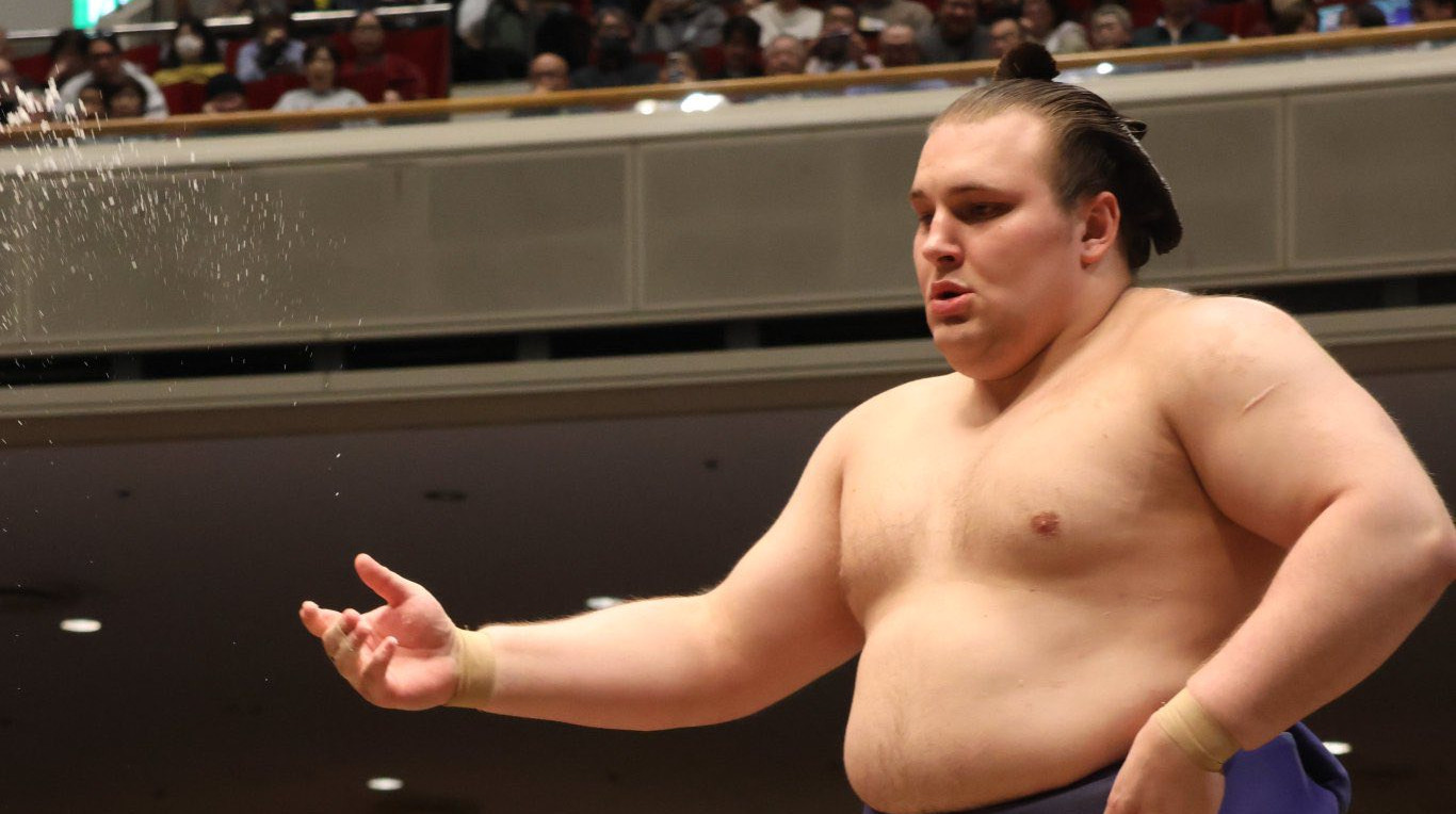 Аонішікі переміг технічно, Шіші – брутально: українці вирвалися в лідери Hatsu Basho