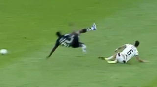 В Эквадоре футболисту страшным подкатом сломали ногу: ситуация привела к массовой драке