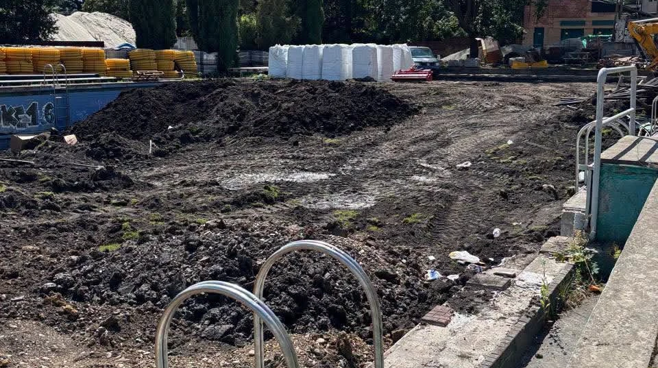 У Чернівцях басейн біля стадіону засипали землею: Буковина відповіла на звинувачення