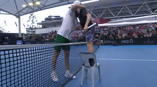 На турнірі в Австралії тенісист став на стілець, щоб обійняти суперника, який на 40 см вищий за нього