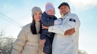 Зимова казка: Усик з дружиною похизувалися милою родинною фотосесією