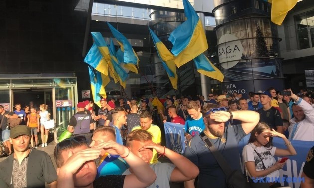 Збірну України U-20 зустріли в аеропорту оваціями та караваєм