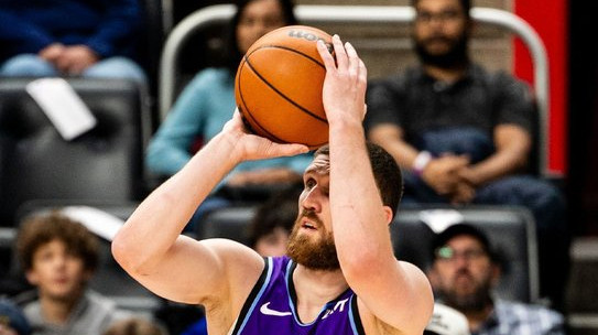 Михайлюк допоміг Юті здобути перемогу над Чикаго, Голден Стейт обіграв Новий Орлеан у НБА