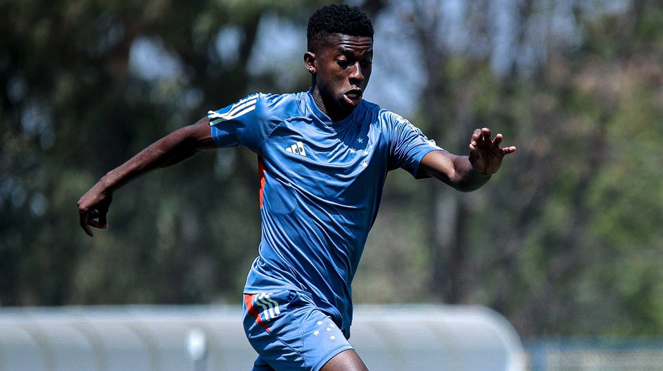 Александрия интересуется перспективным полузащитником Крузейро