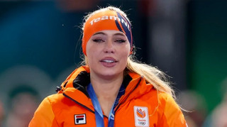 Наречена Джейка Пола виставила на аукціон свій костюм, в якому виграла золото на Олімпіаді