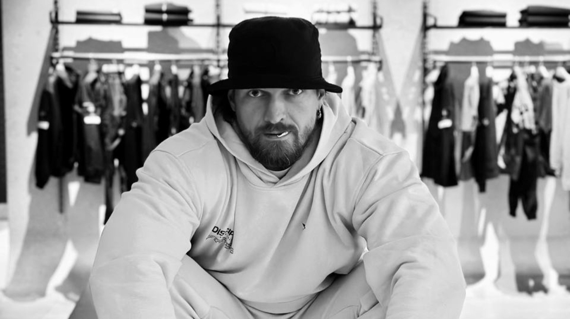 Усик поділився спільним фото з легендарним боксером, якого відправляв у нокаут