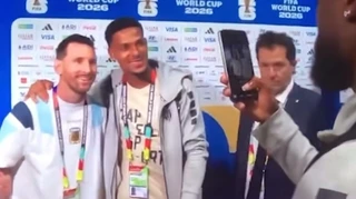 Оточили Мессі під час інтервʼю: гравці Кабо-Верде після матчу з Аргентиною вишикувалися в чергу за фото