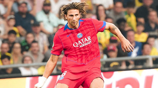 Надавали по спині: футболісти ПСЖ привітали Забарного із першим матчем за клуб