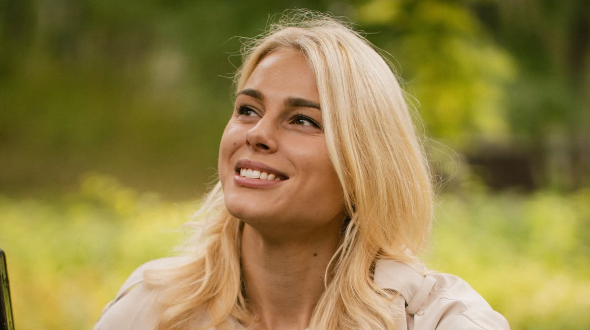 Відома українська легкоатлетка захопила мережу осінньою фотосесією серед природи