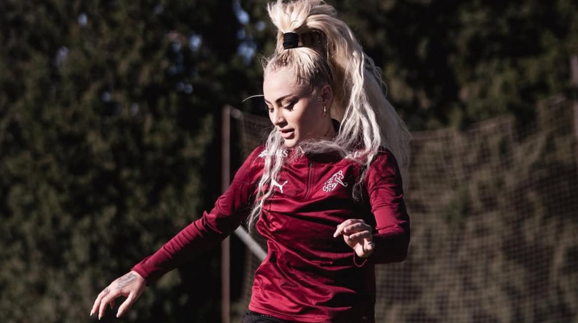 Самая сексуальная футболистка будет нести олимпийский огонь на Играх-2026