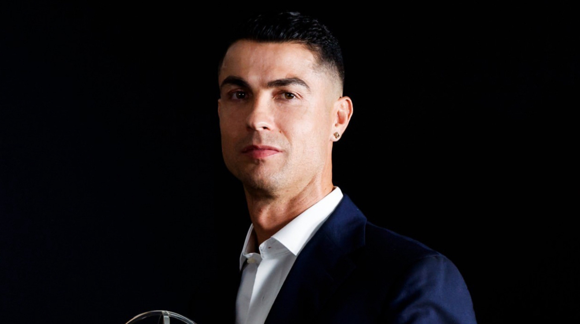 Роналду удивил фанатов новым образом: футболист кардинально сменил прическу